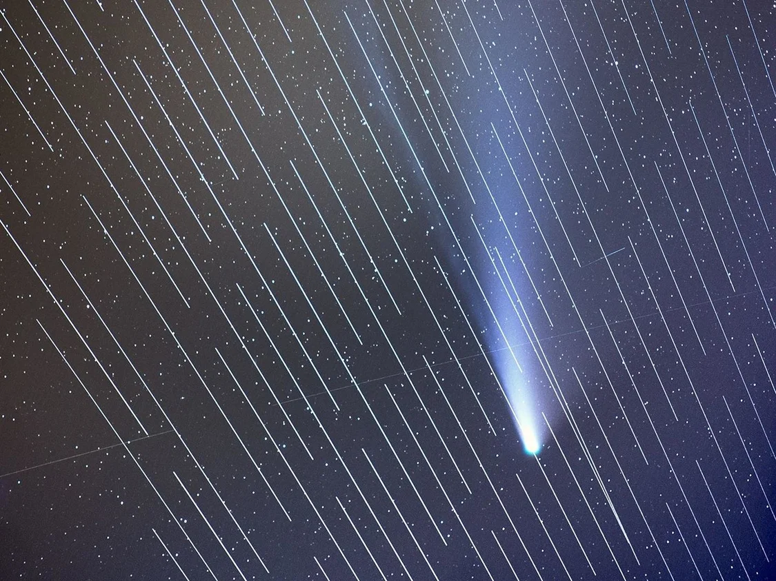 ↑星链卫星留下的条纹干扰了对Neowise彗星的观测