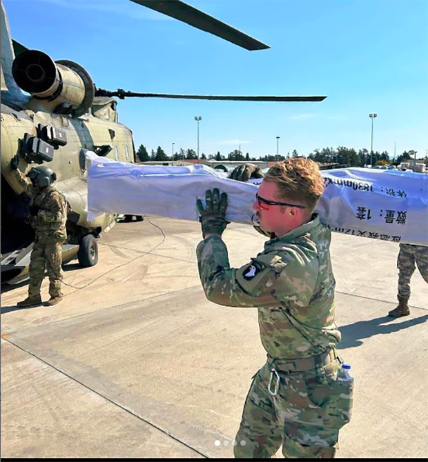 照片里的美军正在“偷窃”中国援助的救灾物资吗？