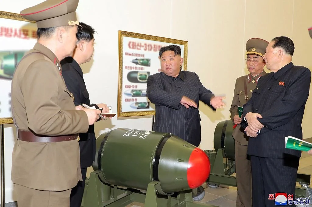 朝鲜首次公开实战化核弹头，一次性展示至少10枚