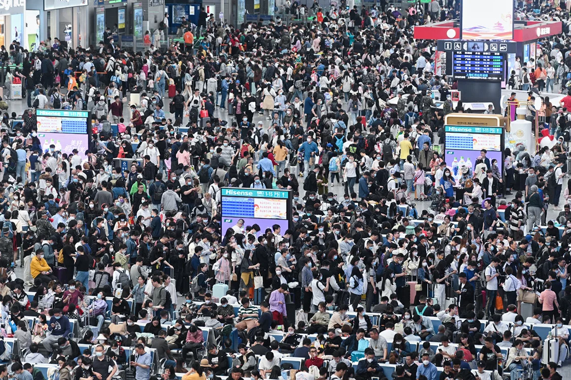 4月28日15时许，旅客在虹桥站有序候车。澎湃新闻记者 朱伟辉 图