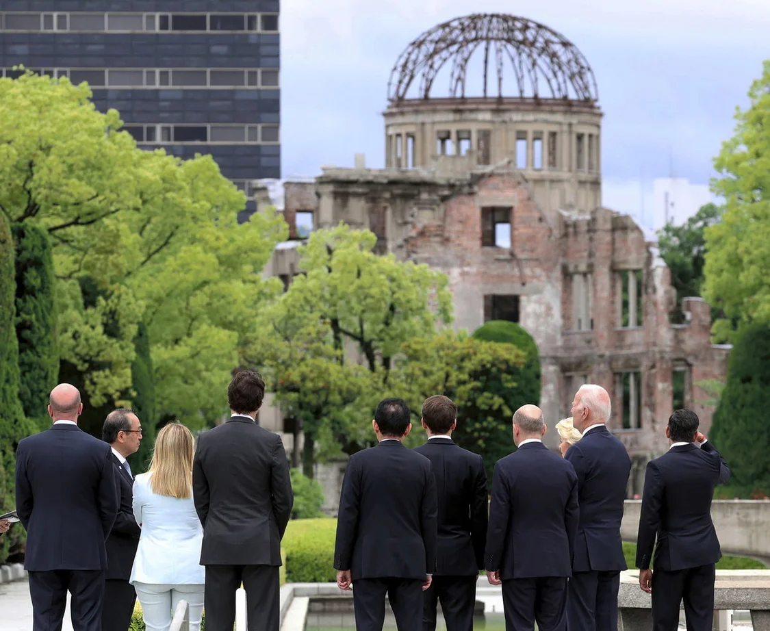 当地时间5月19日，日本广岛，在广岛和平纪念公园“原爆圆顶”前，与会的七国集团领导人听取了广岛市长松井一实的介绍。七国集团广岛峰会于5月19日至21日举行。