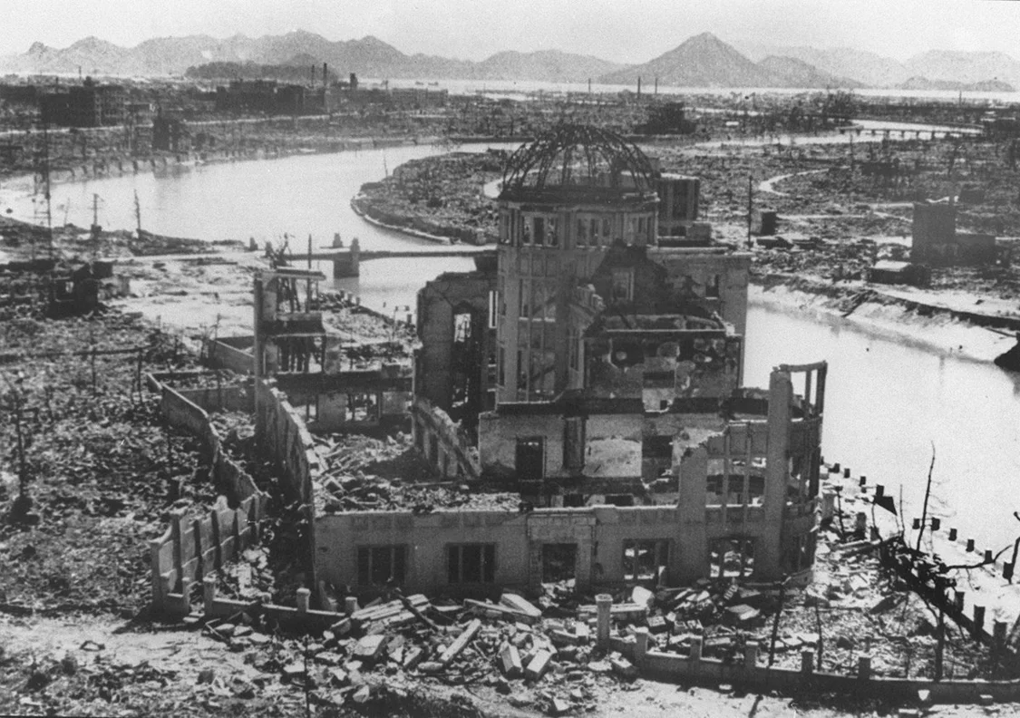 日本广岛，原子弹爆炸后当地留下的唯一一处建筑（1945年9月拍摄）。之后，这个遗址被永久保留下来，并以其为中心修建了和平纪念公园。