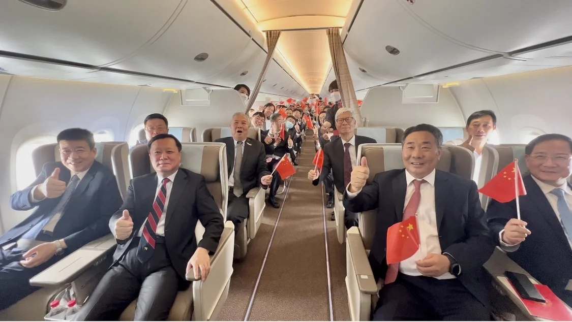 首航成功后，四位“首排乘客”纷纷伸出大拇指为C919点赞。 澎湃新闻记者 赵昀 摄