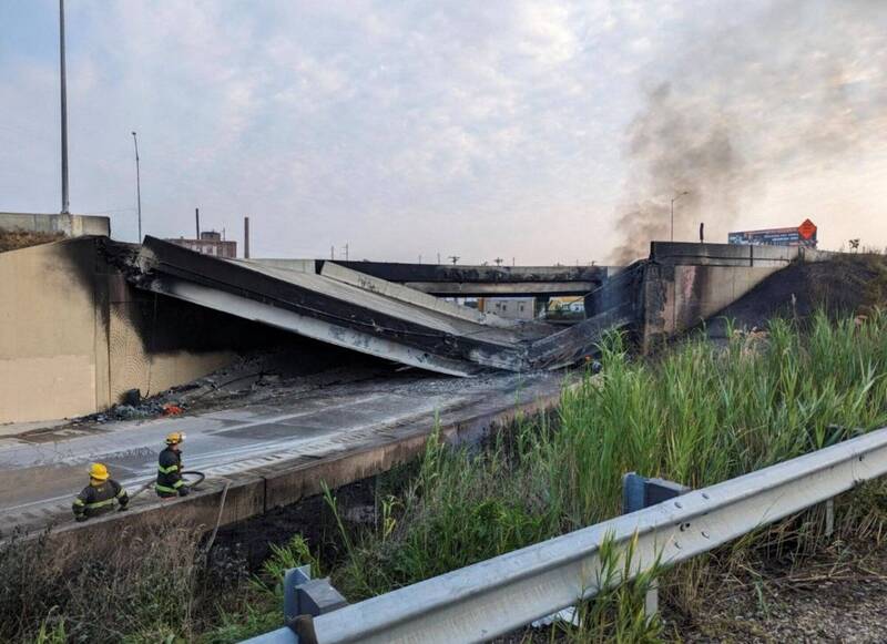 有油罐車在第95號州際公路高架路段下方起火，沒想到公路隨後竟倒塌。（路透）