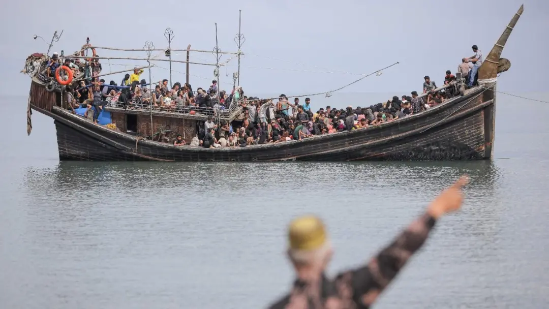 ◆来自缅甸的罗兴亚难民被困在船上。