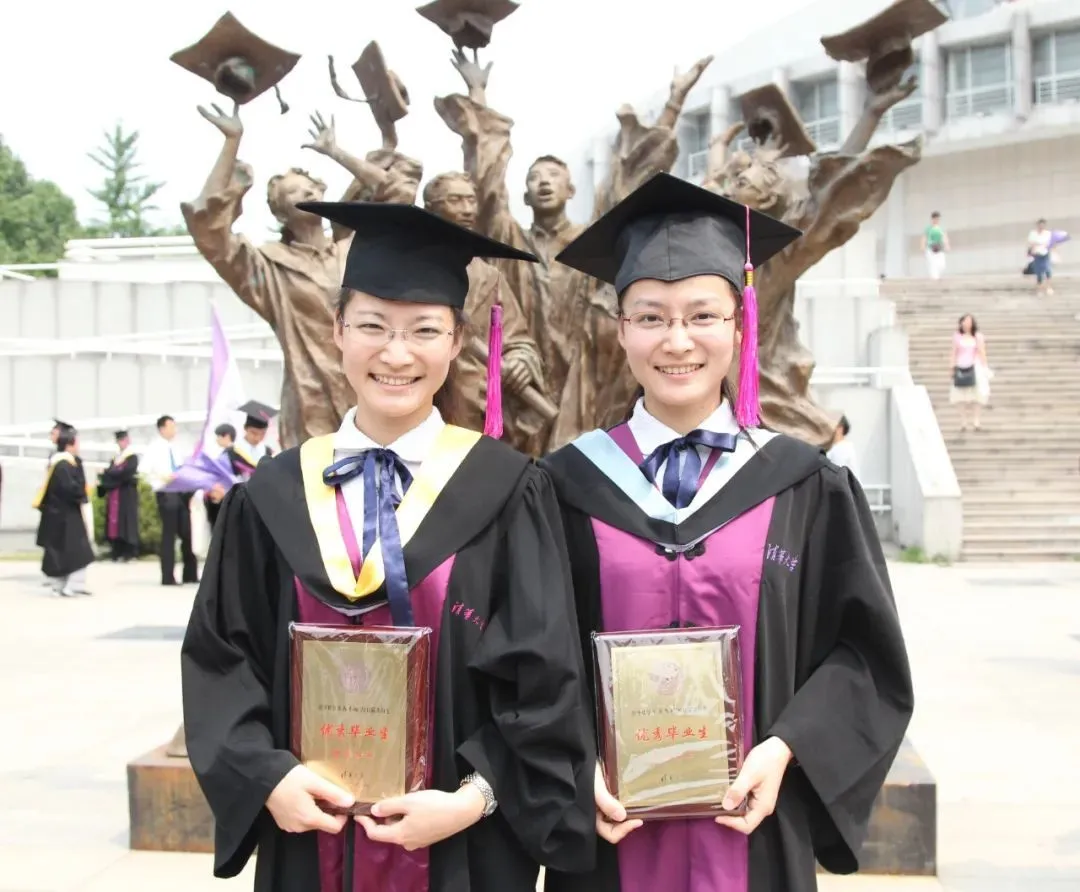 马冬晗（左）、马冬昕（右）在本科毕业典礼