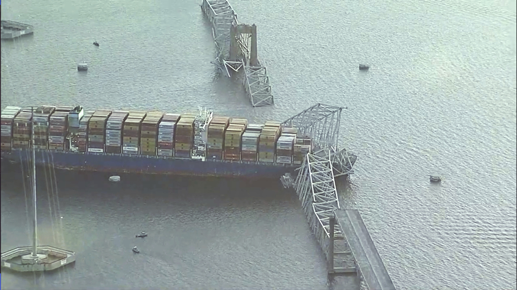 新加坡货轮撞断美著名巴尔的摩大桥，恐怖袭击？