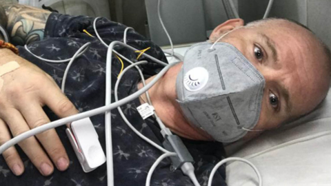 英男子在印度感染新冠又遭蛇咬：双目失明，瘫痪在ICU