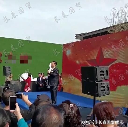 82岁著名歌唱家李双江现身商演，舞台简陋寒酸