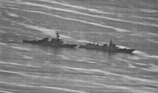 美公布中国军舰驱逐美舰实景照 高速切入逼其转弯(图)