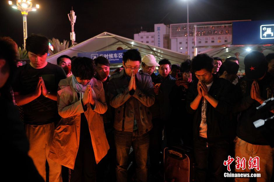 2014年3月2日晚，昆明市民来到火车站,为恐怖袭击案受害者祈福