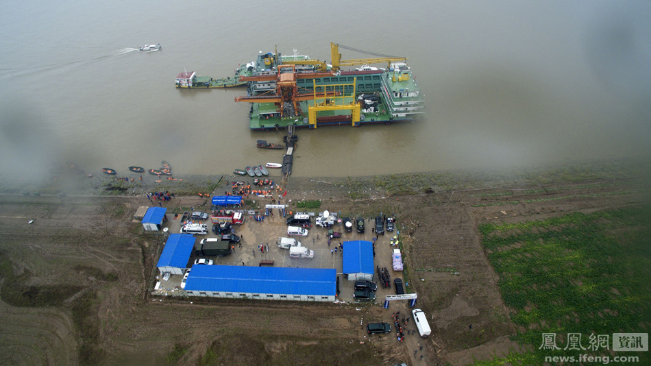 6月2日，在湖北省监利新洲码头附近，各方力量正在全面搜救，一艘大型浮吊船往出事地点集结。